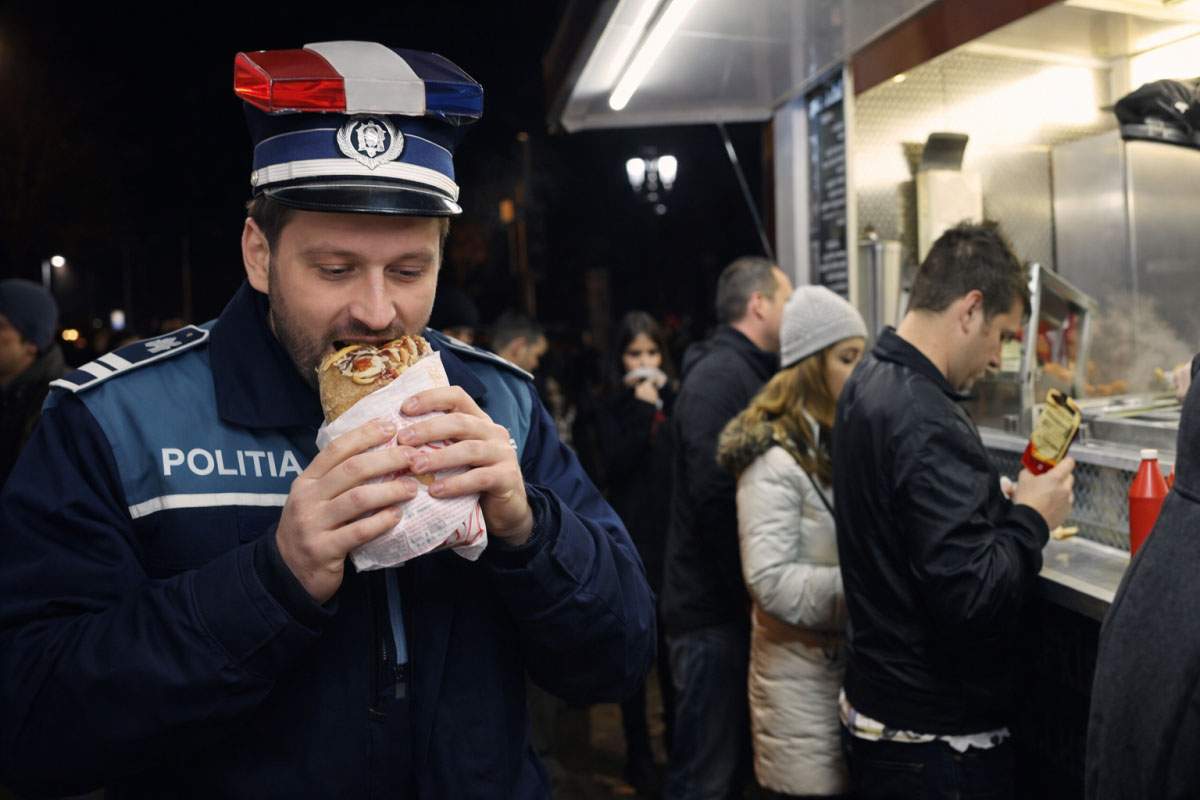 Atenție! Dacă polițiștii rămân fără norma de hrană, 80.000 de șaormării se vor închide