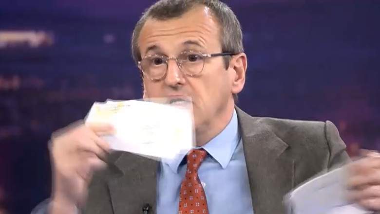 Ca să arate că nu glumește, Cristian Preda a rupt în direct și toți banii pe care i-a primit pentru doctorat