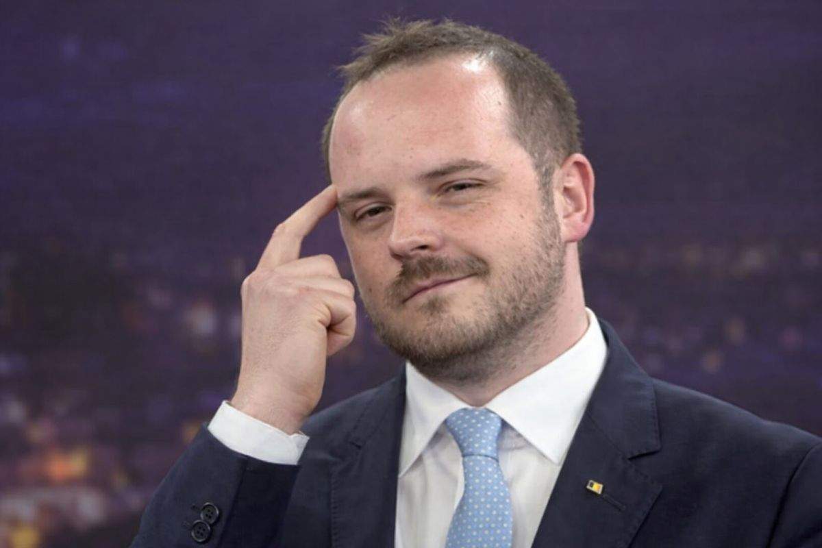 Smart! Rogobete a creat panică cu avionul ca să abată atenția de la un tun dat de colegii din PSD