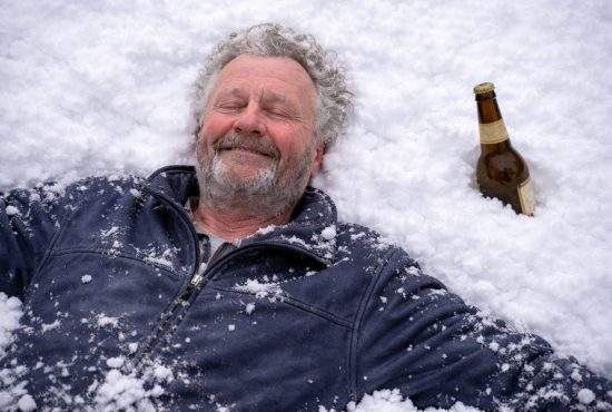 Stratul de nea din Bucureşti s-a dublat după ce peste neaua de ieri a căzut şi nea Costel