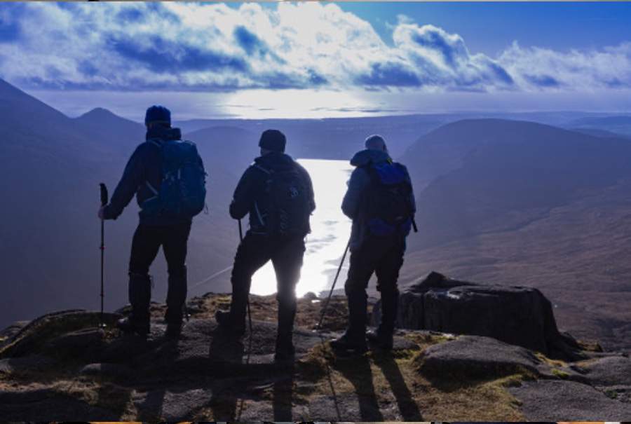 Doi turiști de pe Via Mioritica i-au făcut de petrecanie colegului lor ca să-i fure boxa portabilă