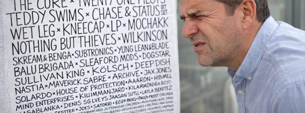 Milioane de români au descoperit că au nevoie de ochelari după ce au încercat să citească afișul Electric Castle