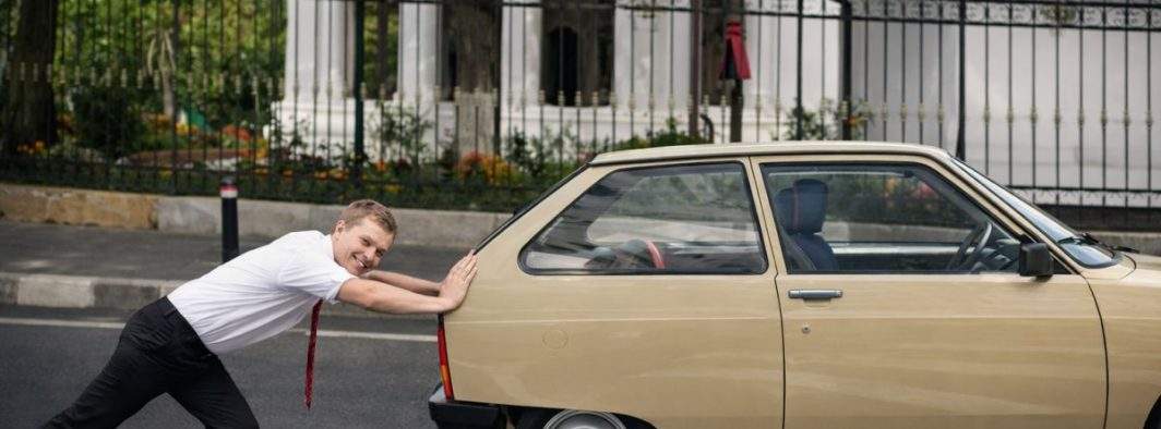 Românii cu Oltcit răsuflă ușurați! S-au scumpit benzina și motorina, dar împinsul e tot gratis