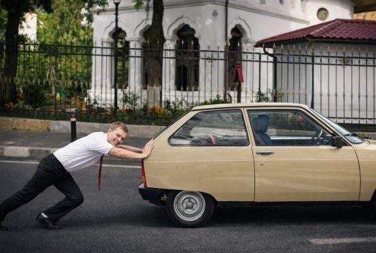 Românii cu Oltcit răsuflă ușurați! S-au scumpit benzina și motorina, dar împinsul e tot gratis