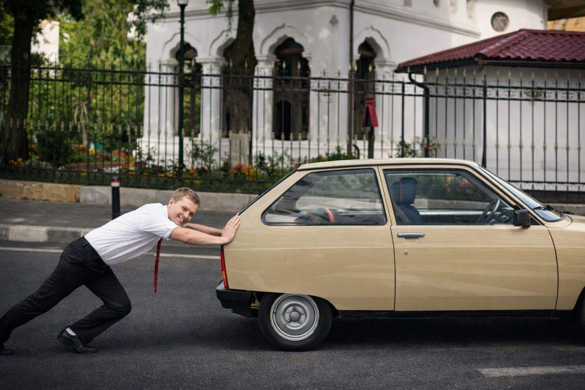 Românii cu Oltcit răsuflă ușurați! S-au scumpit benzina și motorina, dar împinsul e tot gratis