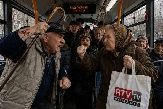 Bătaie generală în autobuzul 335 între pensionarii care se uită la RTV şi ăia cu Realitatea Plus