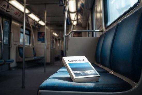 Angajații Metrorex au găsit o carte într-un vagon și au chemat Poliția, că nu știau ce e