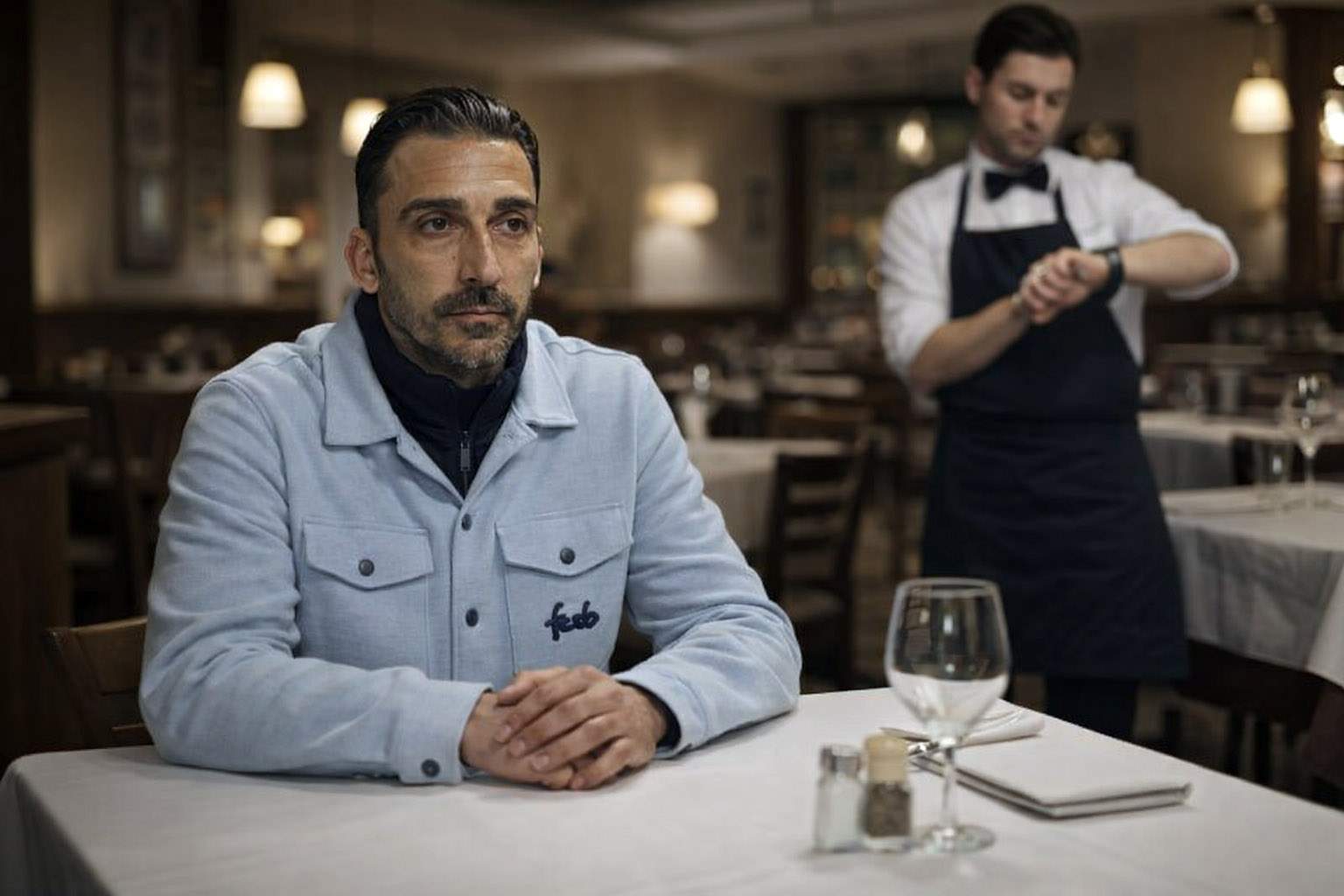 Charalambous stă de 4 ore într-un restaurant şi aşteaptă să-i zică Becali ce să comande