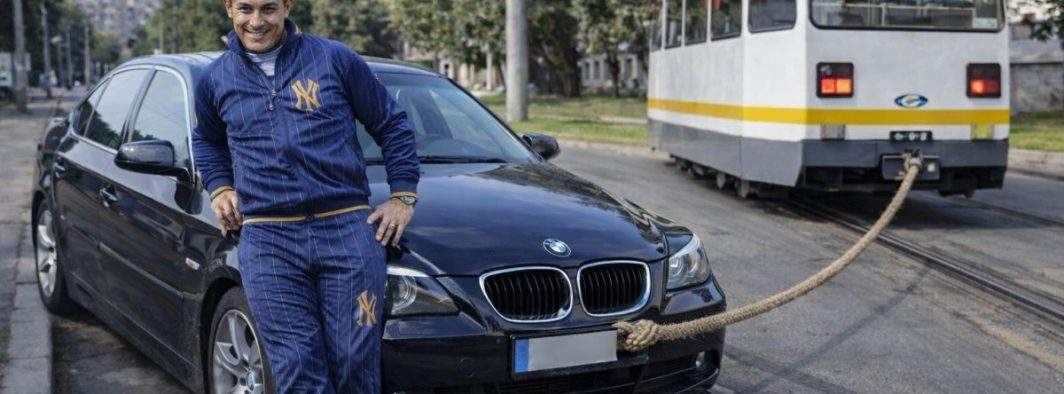 Smart! Un cocalar s-a legat cu BMW-ul de tramvai, că benzina e prea scumpă