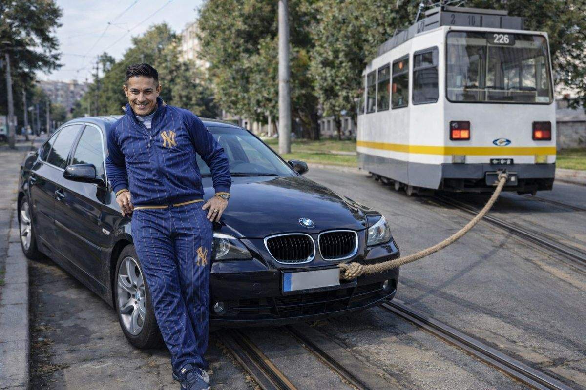 Smart! Un cocalar s-a legat cu BMW-ul de tramvai, că benzina e prea scumpă