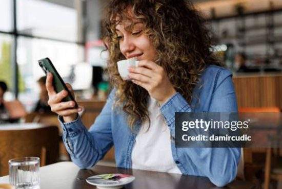 Studiu: Femeile, mult mai dispuse să facă sex cu cineva care le trimite glume pe Whatsapp