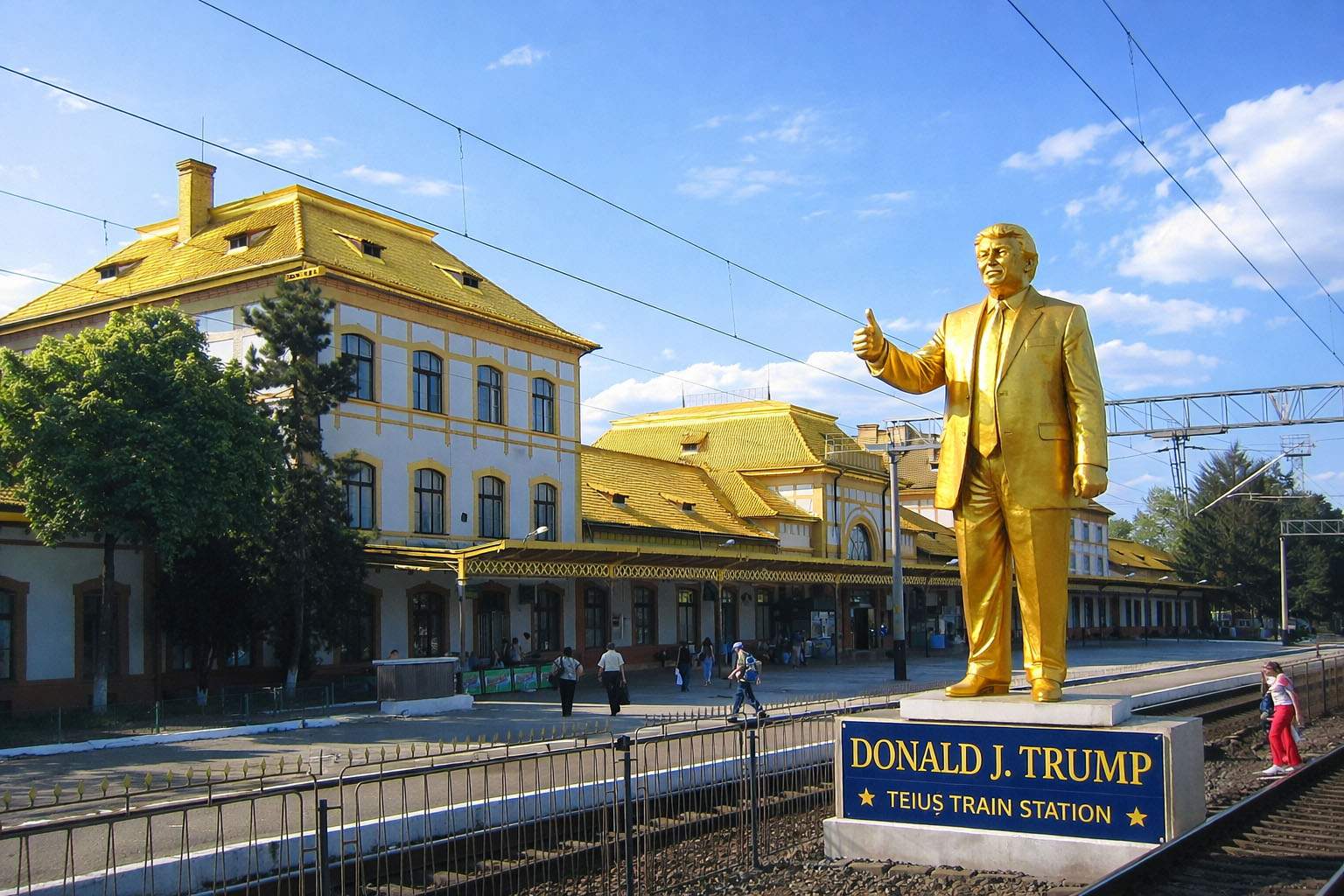 E oficial! După aeroportul din Palm Beach, şi gara din Teiuş se va numi Donald J. Trump