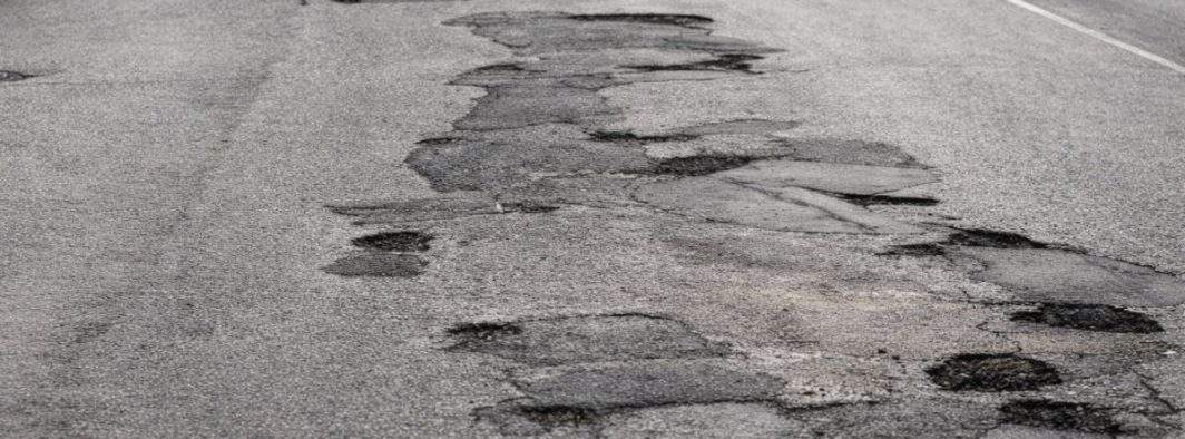Record! Numărul scuzelor pentru gropile din asfalt a depășit numărul gropilor din asfalt