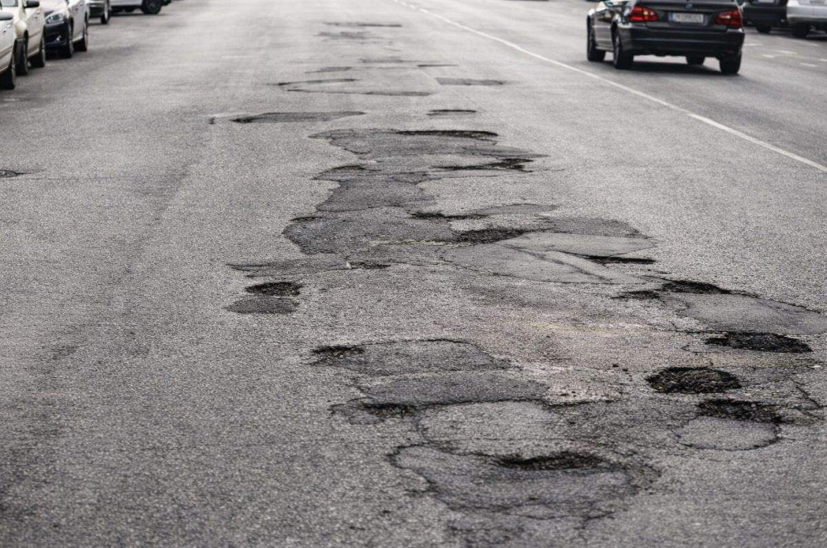 Record! Numărul scuzelor pentru gropile din asfalt a depășit numărul gropilor din asfalt