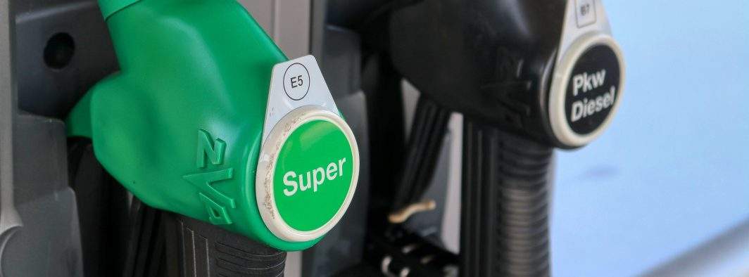 Benzina e din nou 5 lei litrul după ce s-a votat ca un litru să aibă 500 ml