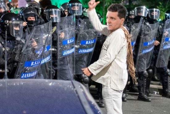 Nicușor Dan era ”fantoma în alb” care dirija jandarmii să bată protestatarii pe 10 august