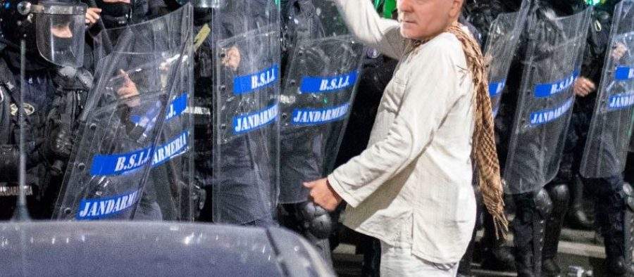 Nicușor Dan era ”fantoma în alb” care dirija jandarmii să bată protestatarii pe 10 august