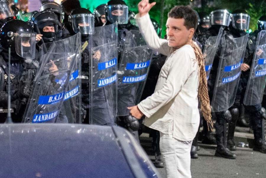 Nicușor Dan era ”fantoma în alb” care dirija jandarmii să bată protestatarii pe 10 august