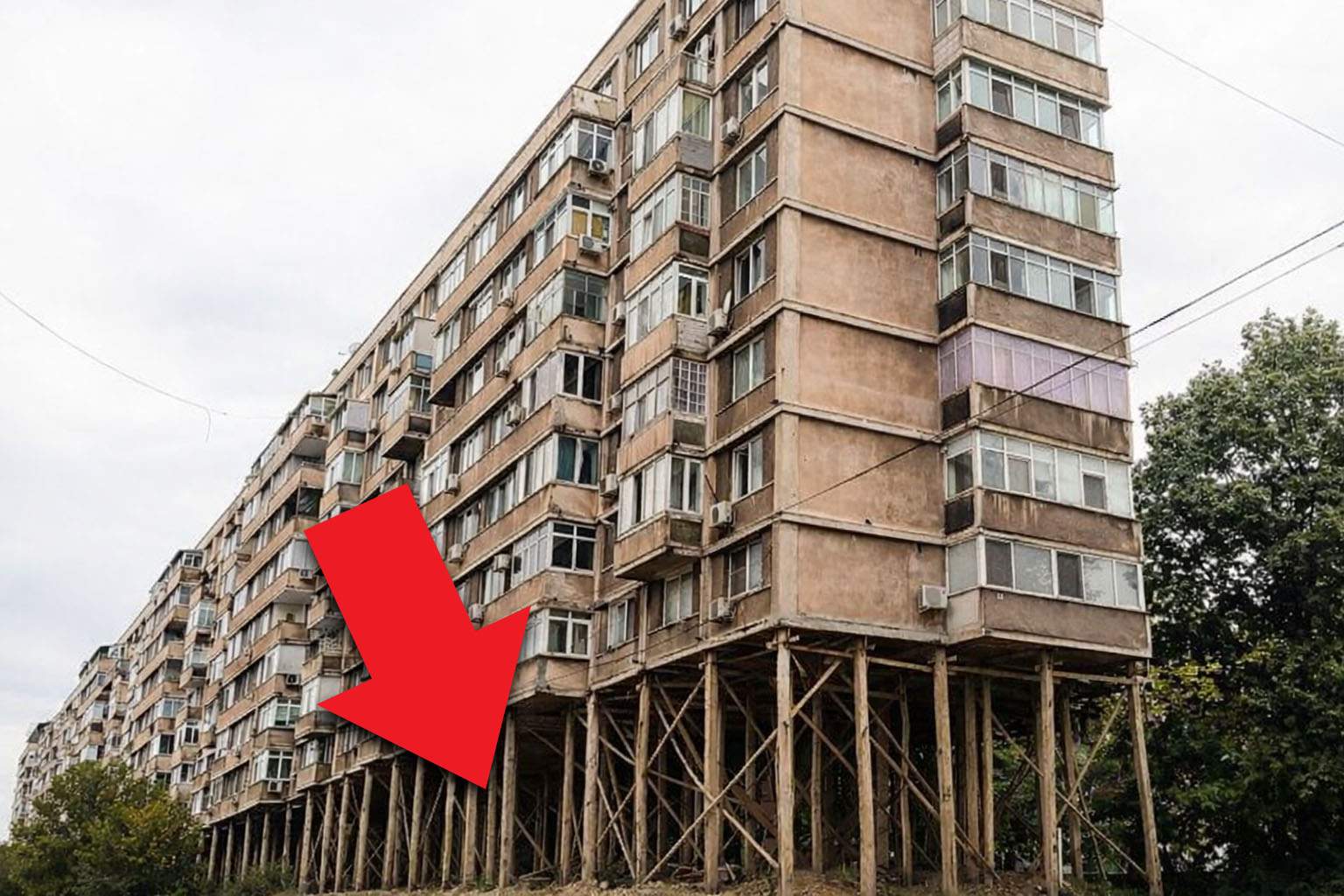 Risc de prăbuşire! Mii de blocuri din Bucureşti ar putea rămâne fără parter dacă pleacă păcănelele