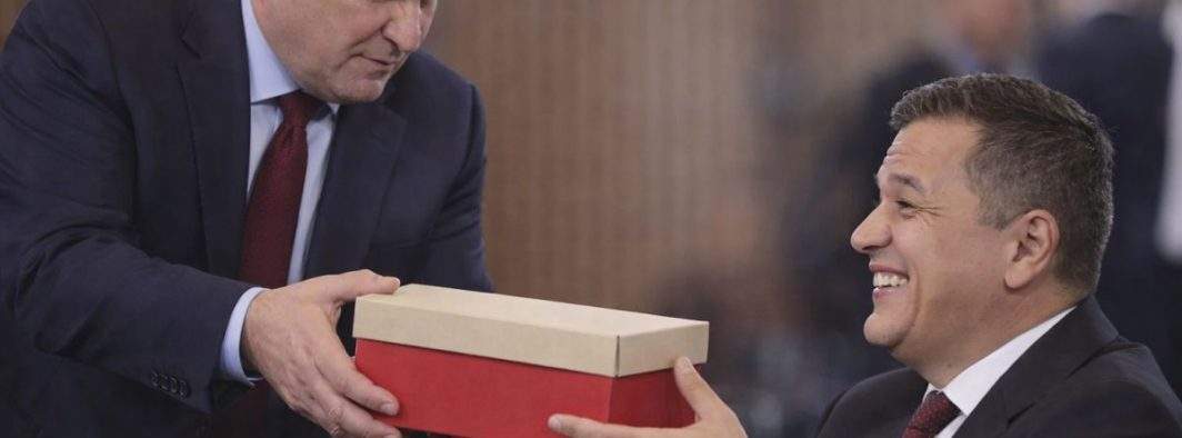 Grindeanu îl acuză pe Bolojan că de ziua lui i-a dat o cutie de pantofi care conține doar pantofi