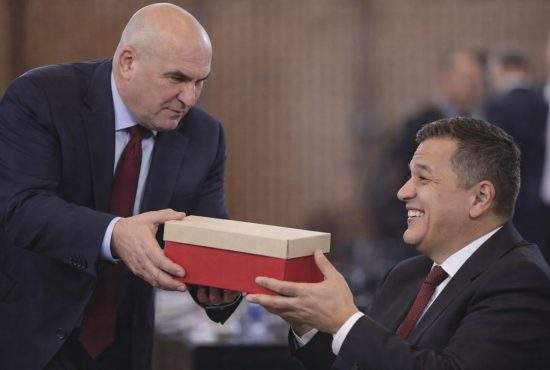 Grindeanu îl acuză pe Bolojan că de ziua lui i-a dat o cutie de pantofi care conține doar pantofi