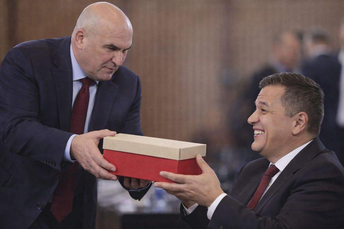 Grindeanu îl acuză pe Bolojan că de ziua lui i-a dat o cutie de pantofi care conține doar pantofi