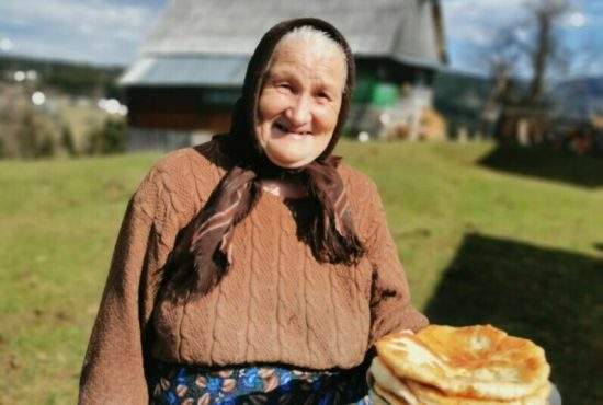 Ospitalitate! O bunică din Apuseni și-a primit rudele de la București cu pâine, sare și apă caldă