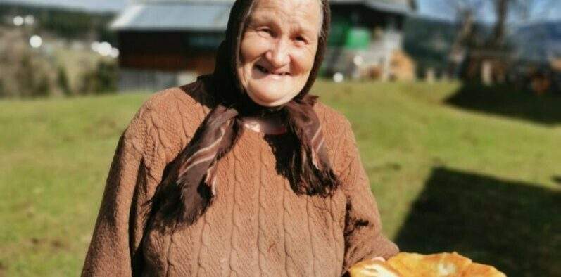 Ospitalitate! O bunică din Apuseni și-a primit rudele de la București cu pâine, sare și apă caldă