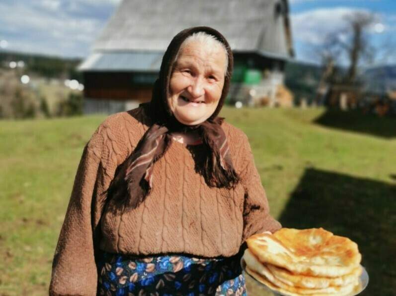 Ospitalitate! O bunică din Apuseni și-a primit rudele de la București cu pâine, sare și apă caldă