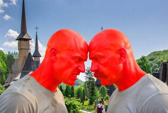 Românii care n-au avut bani de ouă și-au vopsit cheliile în roșu și s-au ciocnit cap în cap