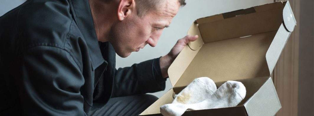 Trist. Un român și-a făcut o percheziție în cutia de pantofi și n-a găsit decât un miros puternic de ciorapi