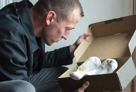 Trist. Un român și-a făcut o percheziție în cutia de pantofi și n-a găsit decât un miros puternic de ciorapi