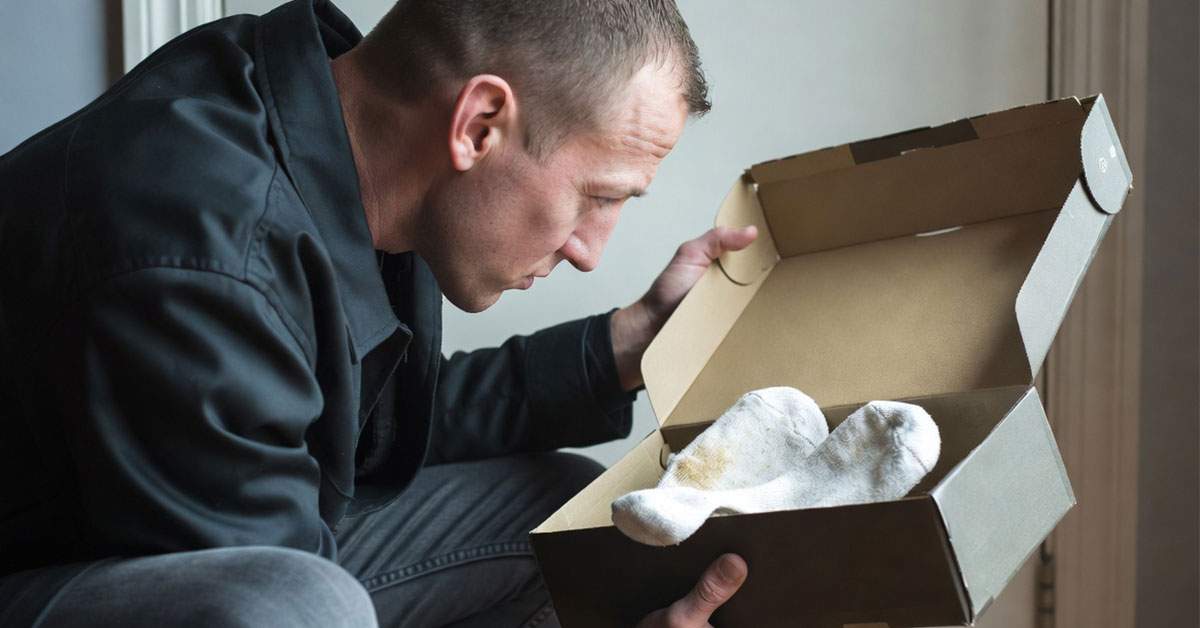 Trist. Un român și-a făcut o percheziție în cutia de pantofi și n-a găsit decât un miros puternic de ciorapi