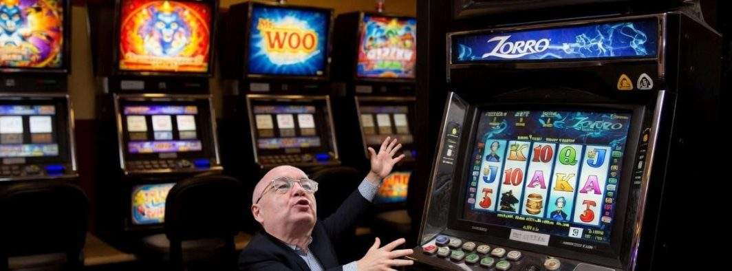 Emil Boc interzice și el păcănelele în Cluj, ofticat că nu ajunge la ele