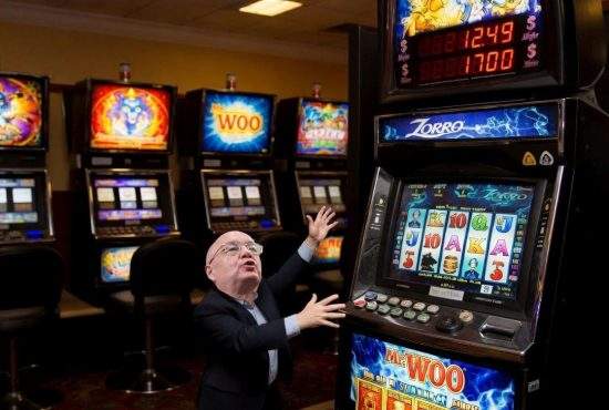 Emil Boc interzice și el păcănelele în Cluj, ofticat că nu ajunge la ele