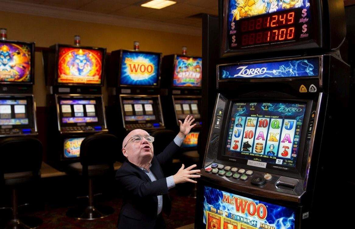 Emil Boc interzice și el păcănelele în Cluj, ofticat că nu ajunge la ele