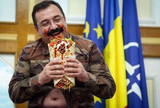 98% din mailurile generalilor români sparte de hackerii ruși sunt comenzi de șaorma