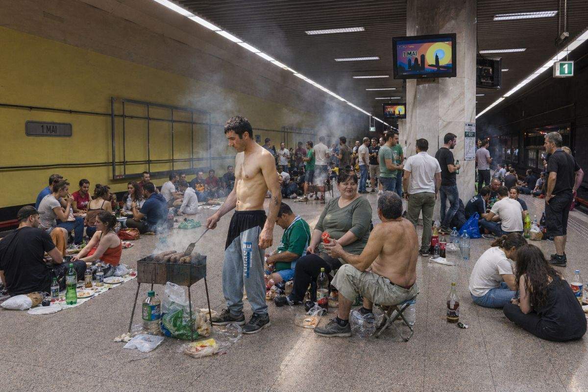 Pentru că plouă de 1 Mai, bucureștenii vor putea face grătar pe peronul de la metrou