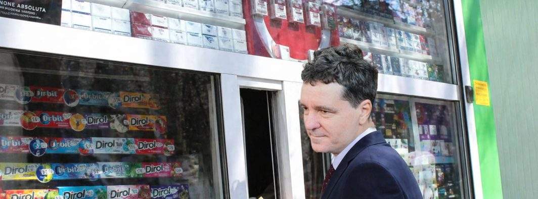 Președinte-mediator! Grindeanu l-a trimis pe Nicușor să-i medieze un pachet de țigări