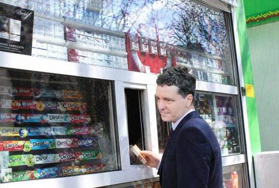 Președinte-mediator! Grindeanu l-a trimis pe Nicușor să-i medieze un pachet de țigări