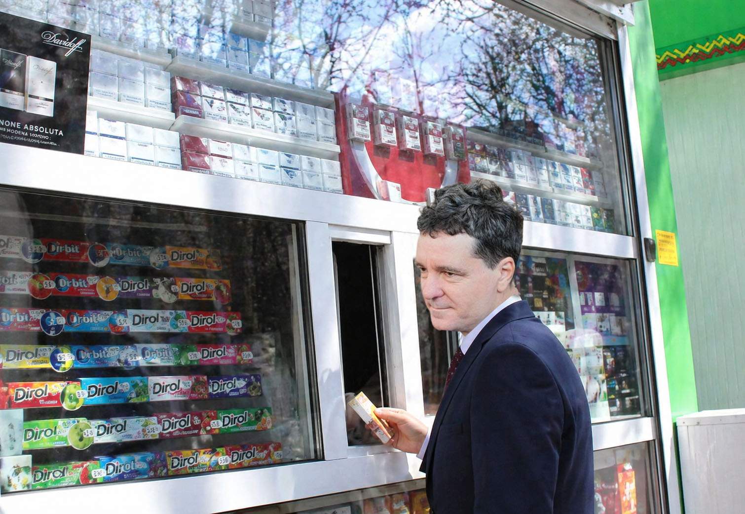 Președinte-mediator! Grindeanu l-a trimis pe Nicușor să-i medieze un pachet de țigări