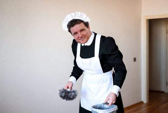 Președinte-menajeră! Nicușor Dan face curățenie de Paști la toți pesediștii acasă