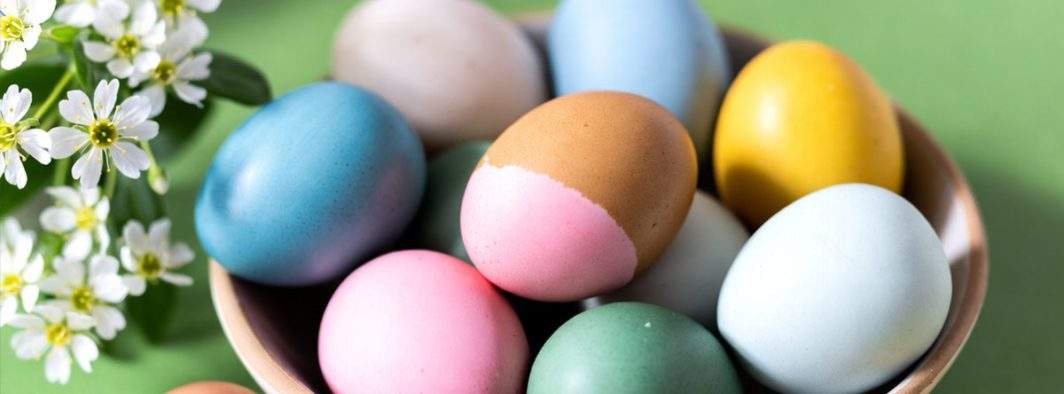 Anul ăsta de Paști românii vopsesc ouăle doar pe o parte, că e scumpă vopseaua