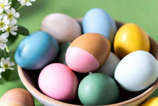 Anul ăsta de Paști românii vopsesc ouăle doar pe o parte, că e scumpă vopseaua