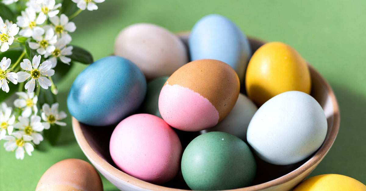 Anul ăsta de Paști românii vopsesc ouăle doar pe o parte, că e scumpă vopseaua