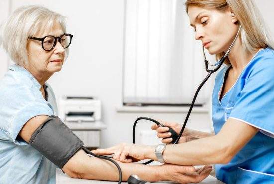 România, pe creștere. Tensiunea arterială a crescut la 90% dintre români