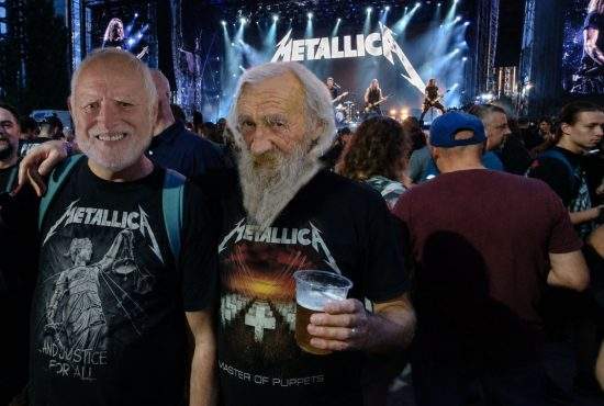 Se vede că a fost concert Metallica! Mii de bătrânei nu s-au întors aseară la azil