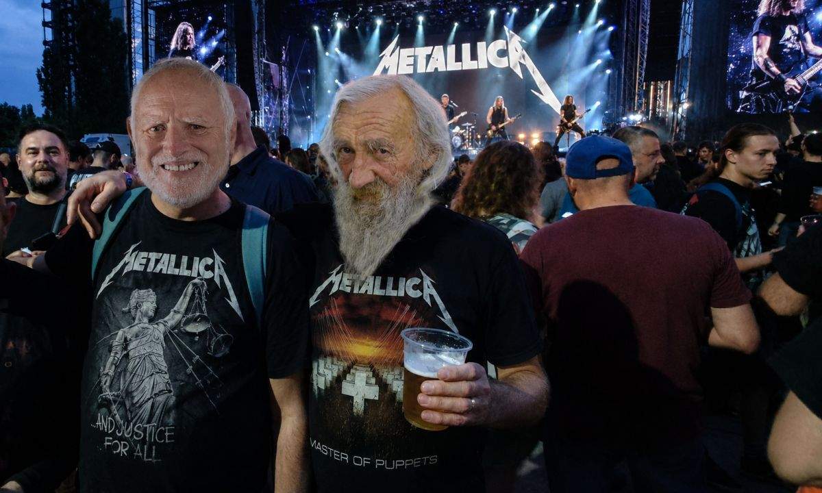 Se vede că a fost concert Metallica! Mii de bătrânei nu s-au întors aseară la azil