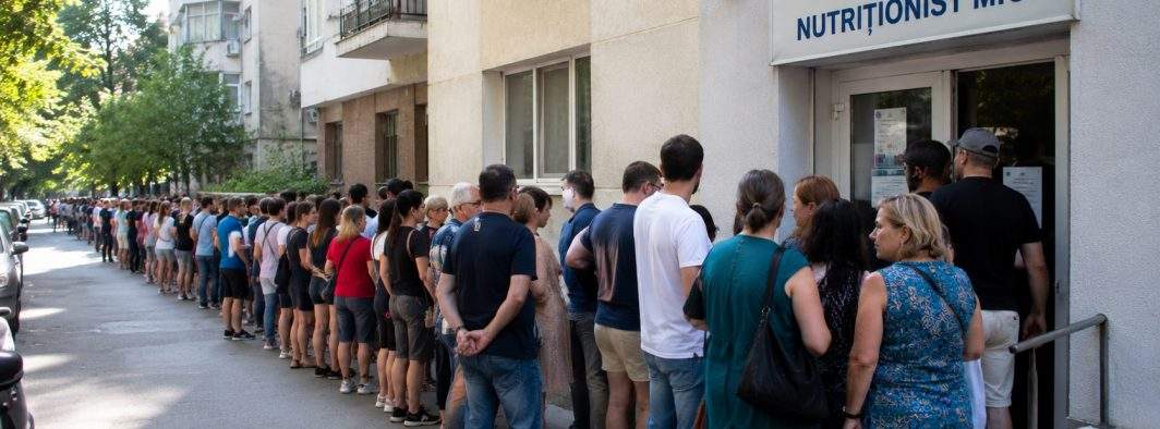 Coadă de 15 km la cabinetul singurului nutriţionist de treabă, care recomandă mici şi bere