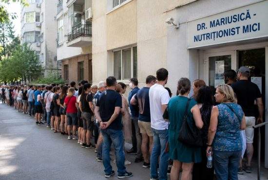Coadă de 15 km la cabinetul singurului nutriţionist de treabă, care recomandă mici şi bere